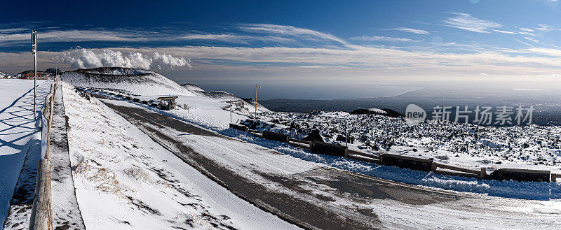 从埃特纳火山南坡的Rifugio Sapienza旅游区看到的卡塔尼亚湾的冬季全景